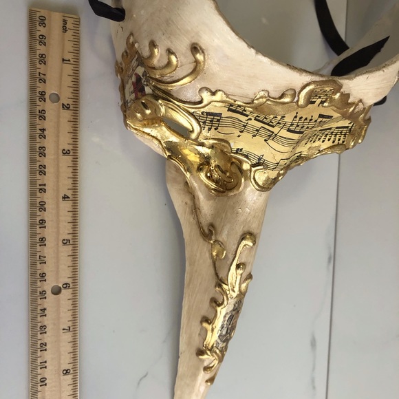 Gorgeous masquerade mask with long protruding nose, and beautiful gold details. - Picture 6 of 7